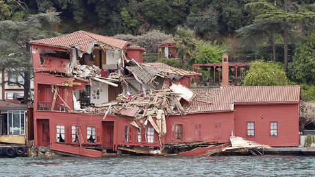 VIDEOS: Un buque de 200 metros se estrella contra una mansión histórica en Estambul
