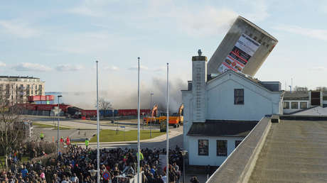 VIDEO: Dinamitan un silo en Dinamarca y cae sobre una biblioteca