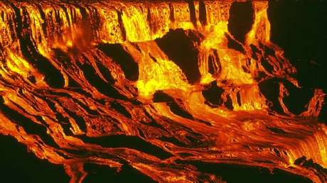 FOTO: Una enorme burbuja volcánica 'renace' gracias a una antigua foto