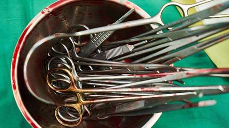 VIDEO: Una mujer acude al hospital en autobús con unas enormes tijeras clavadas en la cabeza (18+)