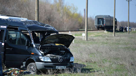 VIDEO, FOTOS: Cinco muertos y varios heridos al colisionar un tren con un minibús en Crimea