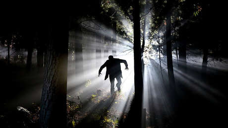 VIDEO: Un octogenario evita con una llave inglesa que asalten con una pistola a su hermano