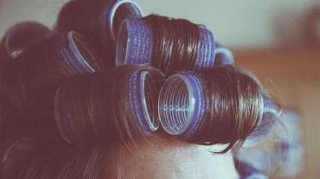 VIDEO: Una presentadora de televisión sale al aire con un rulo en el pelo