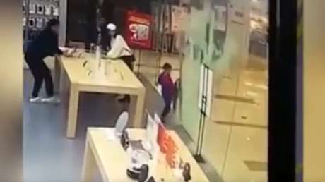 VIDEO ESCALOFRIANTE: La puerta de cristal de una tienda Apple se hace añicos en la cara de un niño