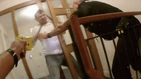 VIDEO ESCALOFRIANTE: Un hombre drogado intenta apuñalar a un policía y suicidarse