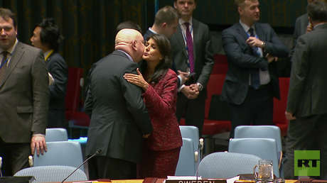 VIDEO: Enviados ante la ONU de Rusia y EE.UU. se besan al comenzar el acalorado debate sobre Siria