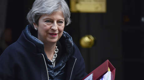 May convoca reunión urgente del Gabinete para responder a la escalada de la crisis en Siria