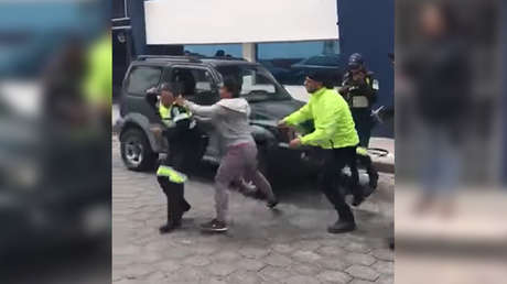 VIDEOS: Agentes de tránsito, agredidos por infractoras en Ecuador