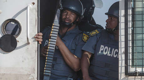 FOTO: Un padre arroja al vacío a su bebé durante una protesta