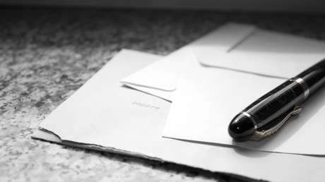 Extraña carta: Theresa May se dirige con lenguaje obsceno a una pareja de ancianos británicos (FOTO)