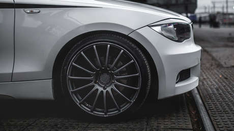 Ciudad de México: Le robaron las llantas del auto en el estacionamiento de un centro comercial