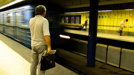VIDEO: Un hombre cae a las vías del metro en México desde una altura de cuatro metros 