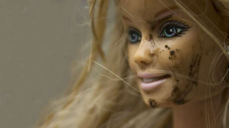 Una periodista polaca termina 'bañada' de barro y reacciona de manera perfecta (VIDEO)