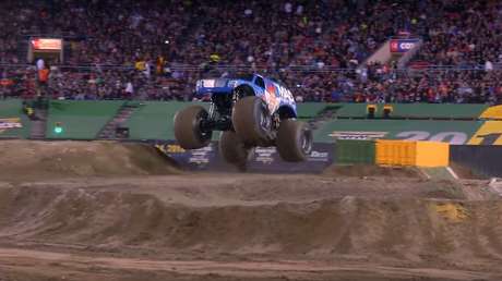 VIDEO: El primer salto mortal adelante de un 'camión monstruo' en la historia