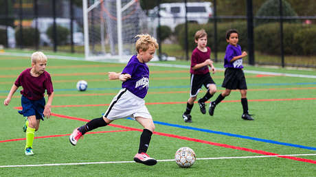 VIDEO: La maravillosa lección que un adolescente de 13 años le da al fútbol al patear un penal