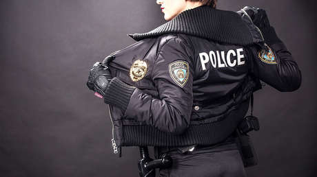 Policía británica enciende la Red: De baja por estrés pero con playa tropical y bikini