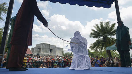 Azotan en público a parejas de enamorados y trabajadoras sexuales (FOTOS 18+)