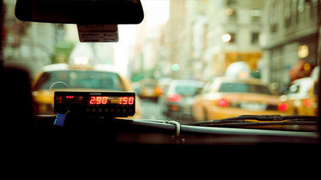 Se viraliza video del nacimiento de una bebé dentro de un taxi en Colombia