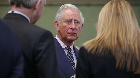 FOTO: Carlos de Inglaterra hace un comentario racista a una escritora de origen indio