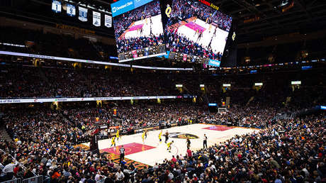 VIDEO: Un analista de la NBA entra literalmente en la pantalla para explicar un partido