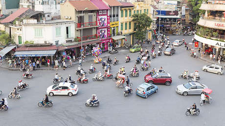 VIDEO: Un objeto volador (identificado) casi aplasta un auto al 'aterrizar' en una calle