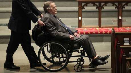 FOTO: George H. W. Bush viste una prenda especial para el funeral de su mujer