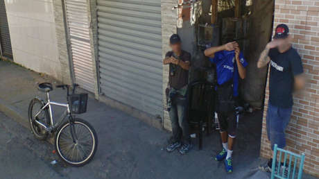 Un hombre apunta con su arma a las cámaras de Google Maps en Brasil