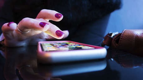 Una niña envía una foto desnuda a un compañero y ambos son detenidos por distribución de pornografía