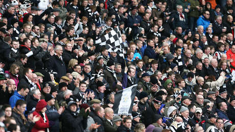 VIDEO: Artefacto pirotécnico genera pánico durante festejos de un club de fútbol escocés