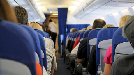 FOTO, VIDEO: Policías usan una pistola eléctrica para sacar a un hombre de un avión en Miami