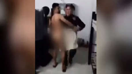 VIDEO: Separan de sus cargos a dos policías mexicanos por grabarse mientras uno bailaba desnudo