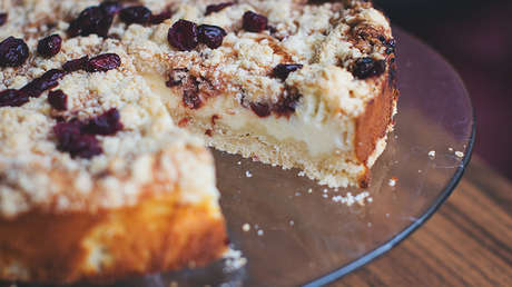 "Perdón por electrocutarte": Una policía da un pastel a un bombero al que hirió por accidente (FOTO)