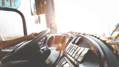 ¿La carretera o el film?: Conductor de autobús desata el pánico al concentrarse en Youtube (VIDEO)