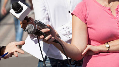 "¡No me toques!": Una reportera estalla de ira al ser acosada en una transmisión en directo (VIDEO)