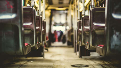 Perú: Un hombre rocía con gasolina y prende fuego a una mujer en un autobús