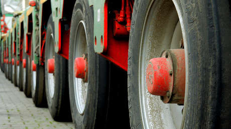 FOTO: 13 camiones hacen una extraordionaria maniobra para salvar a un hombre que quería suicidarse