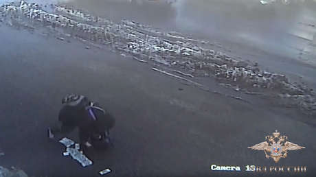 VIDEO: Un ladrón ruso pierde gran parte del botín por el camino