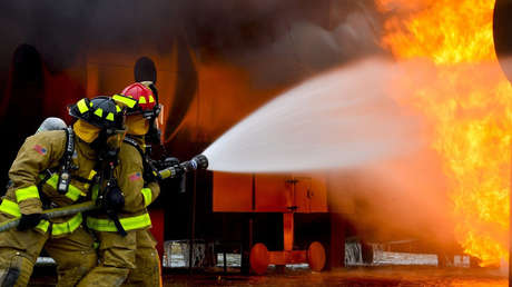 VIDEO: Bombero salva a un bebé arrojado desde un segundo piso en llamas