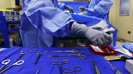 Se traga una vara de acero por una apuesta y vive con ella más de un año