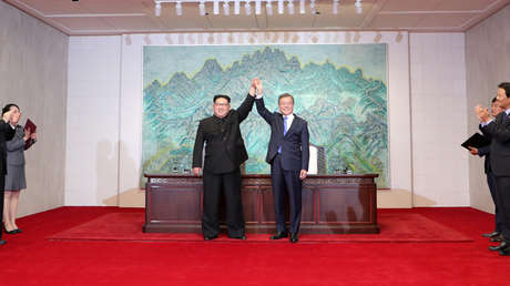 VIDEOS: Bromas y sonrisas acompañan el histórico encuentro entre los líderes de dos Coreas