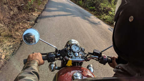 VIDEO IMPACTANTE: Ata a su hija al asiento trasero de una moto para obligarla a ir a la escuela