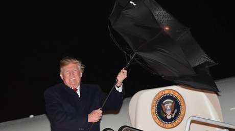 VIDEO, FOTO: La Red estalla con las imágenes de Trump luchando por "captar la señal del KGB"