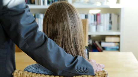 VIDEO: Un profesor acosa sexualmente a una estudiante en una universidad de Colombia