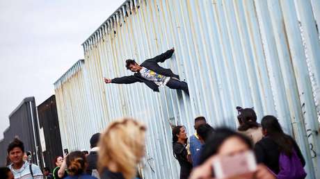 Caravana de migrantes desafía a Trump con manifestación en la frontera de México y EE.UU.