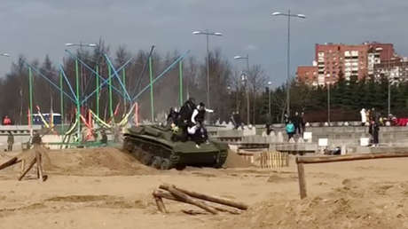 VIDEO EN PRIMERA PERSONA: Un tanque atropella a tres personas en un festival de San Petersburgo