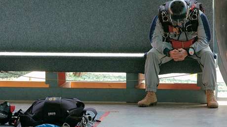 "Pensé que iba a morir": Salta en paracaídas y su instructor se desmaya en el aire
