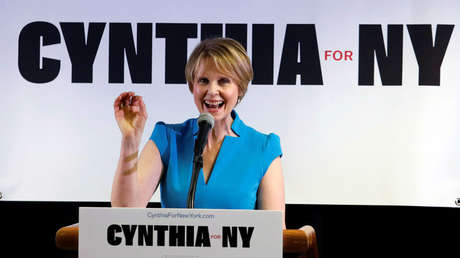 Estrella de 'Sex and the City' camina con un cartel sobre el pecho durante una huelga universitaria