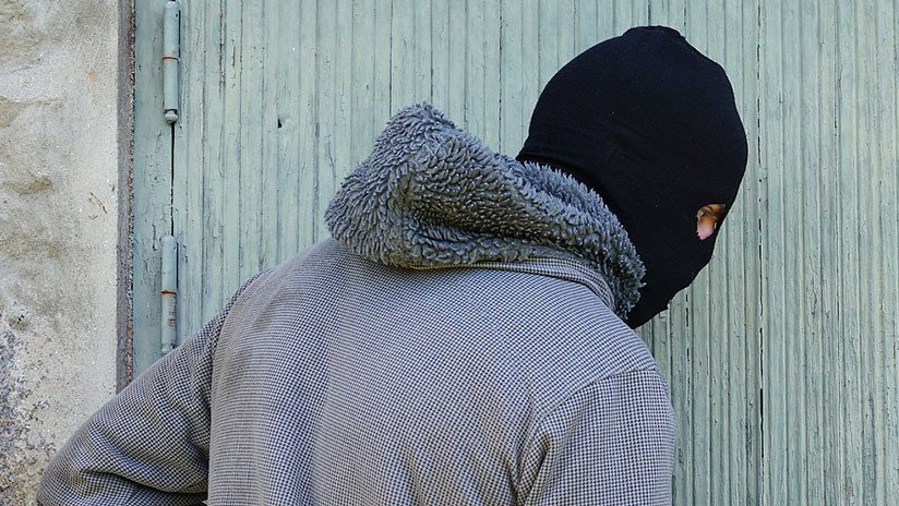 Un hombre enmascarado abre fuego en una calle en las afueras de París