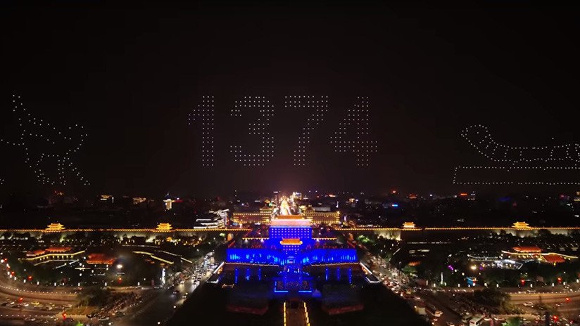 ¿La rebelión de los drones? El baile de 1.374 navecillas bate récord mundial pero con pasos caóticos