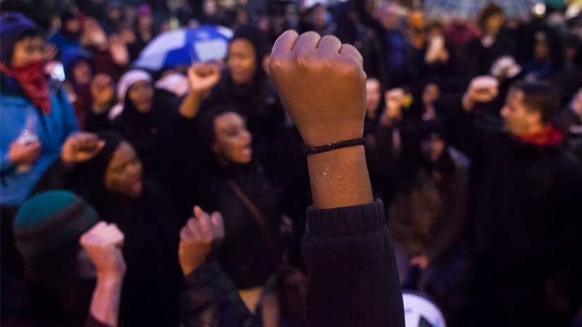 VIDEOS: Graduados afroamericanos de la Universidad de Florida son empujados fuera del escenario